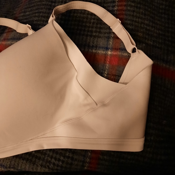 2XL (44D) Olga No Side Effects Wireless Bra - Picture 3 of 5